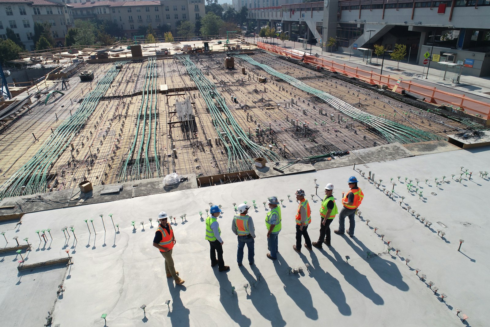 Diseño web para constructoras en Medellín: equipo de obra revisando un proyecto, por Crece Web Design & Marketing